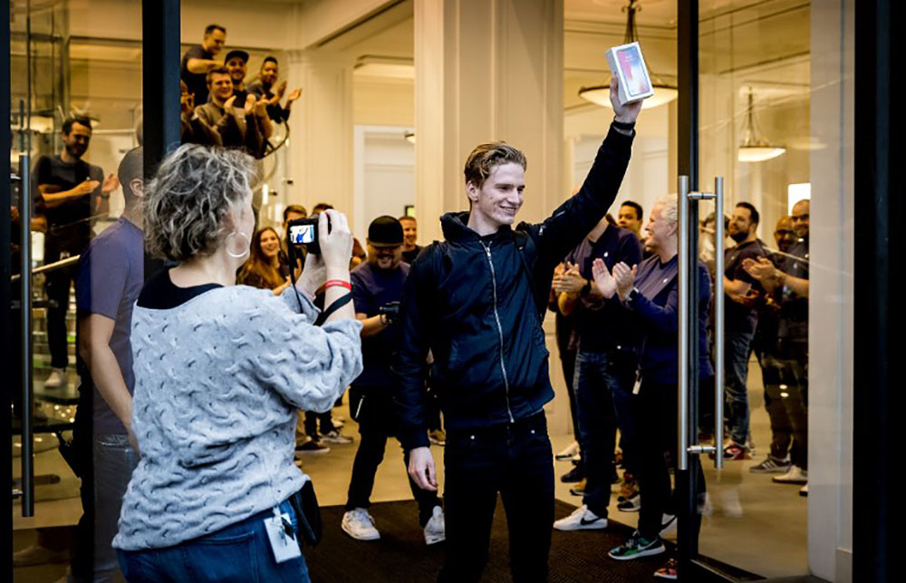 Files d'attentes pour la sortie mondiale du coûteux iPhone X