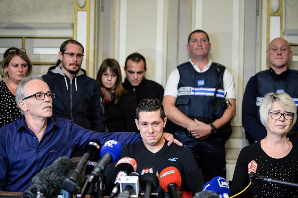La mère d'Alexia Daval (à droite), Isabelle Fouillot, a appelé jeudi à une marche silencieuse dimanche à Gray, en Haute-Saône.