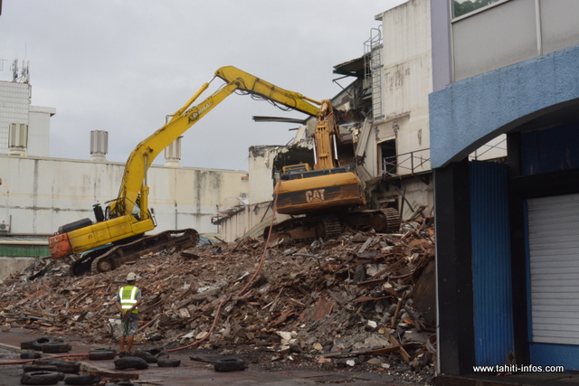 La démolition de l'ancien hôtel Royal Papeete a repris ce samedi