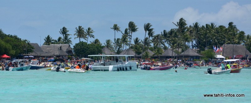 Une foule d'anonymes et d'officiels a accueilli les rameurs à leur arrivée à la plage de Matira, à Bora Bora, signant la fin de la course.