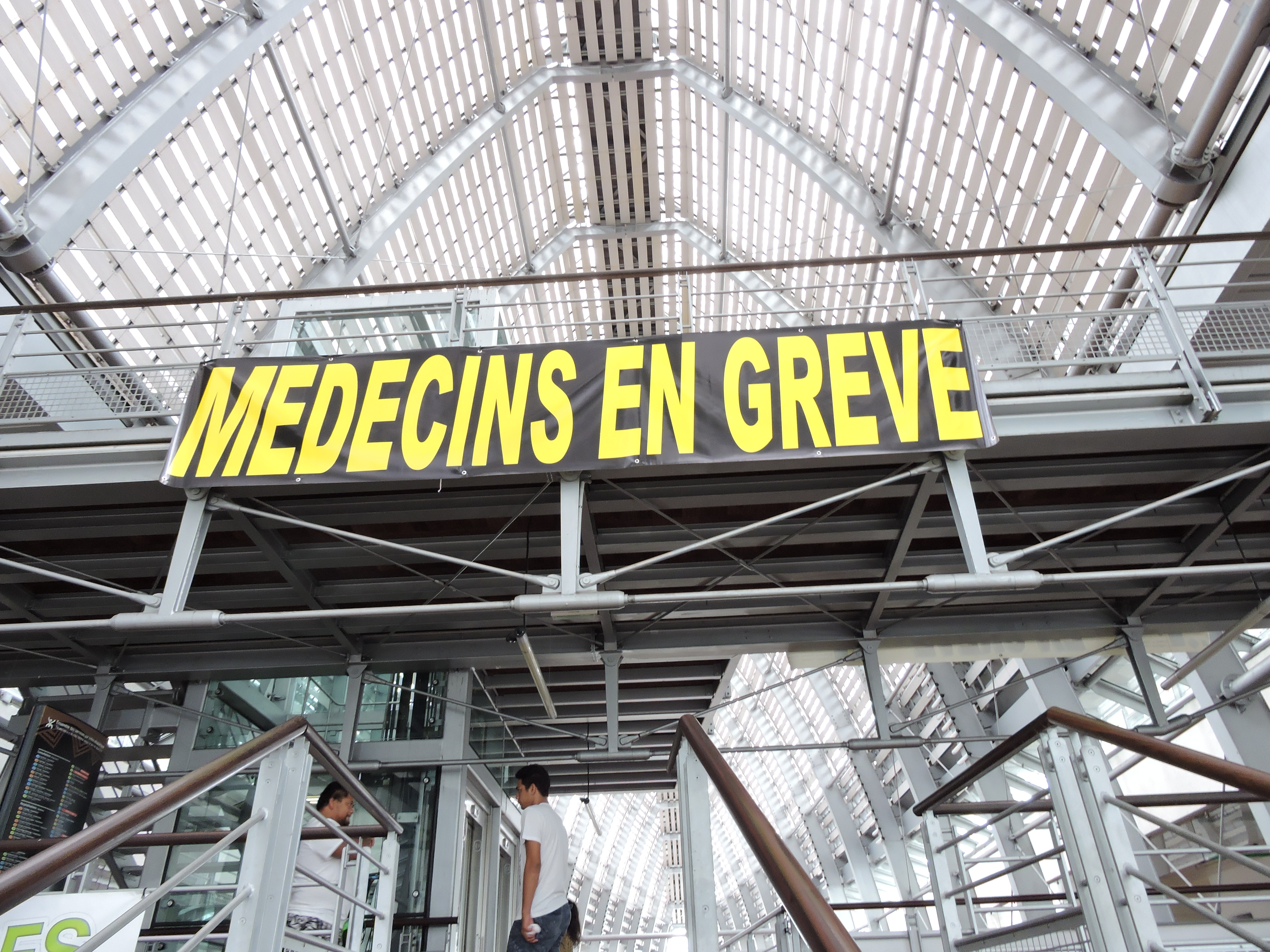 Médecins hospitaliers : la grève se poursuit