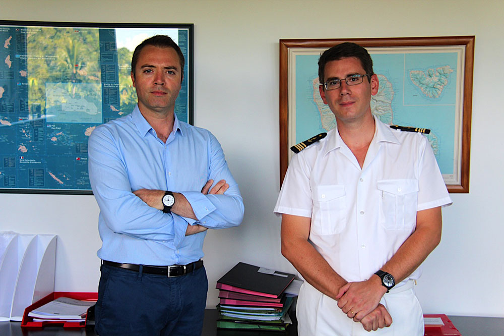 Gonzagues Aizier (en blanc) chef du service de l'AEM aux côtés de Frédéric Poisot, directeur de cabinet du Haut-commissariat en Polynésie française