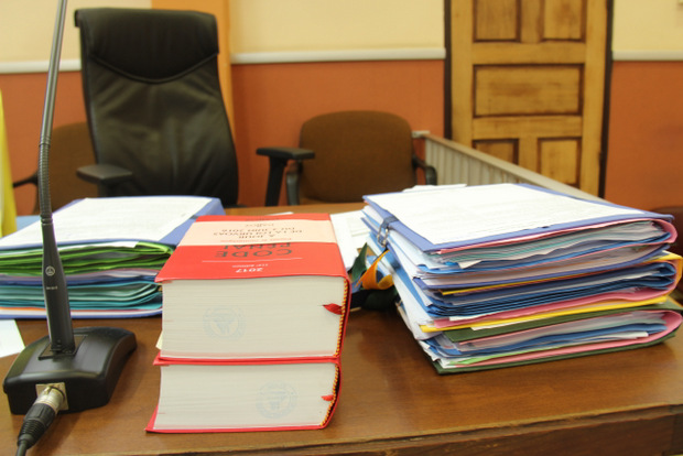 Sur place, ils interpellent K. W qui n'est autre que la destinataire de l'enveloppe à l'intérieur de laquelle sont trouvés 195 grammes d'ice emballés dans du cellophane.