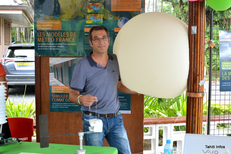 Sébastien Hugony, responsable communication de Météo France, avec un ballon-sonde de Météo France. Il présentait cette administration au public de la Fête de la Science en octobre dernier.