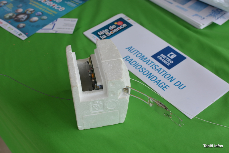 La sonde attachée au ballon est en polystyrène biodégradable car elle atterrira dans l'océan. Le ballon lui-même et même la pile qui alimente le circuit électronique sont également biodégradables.