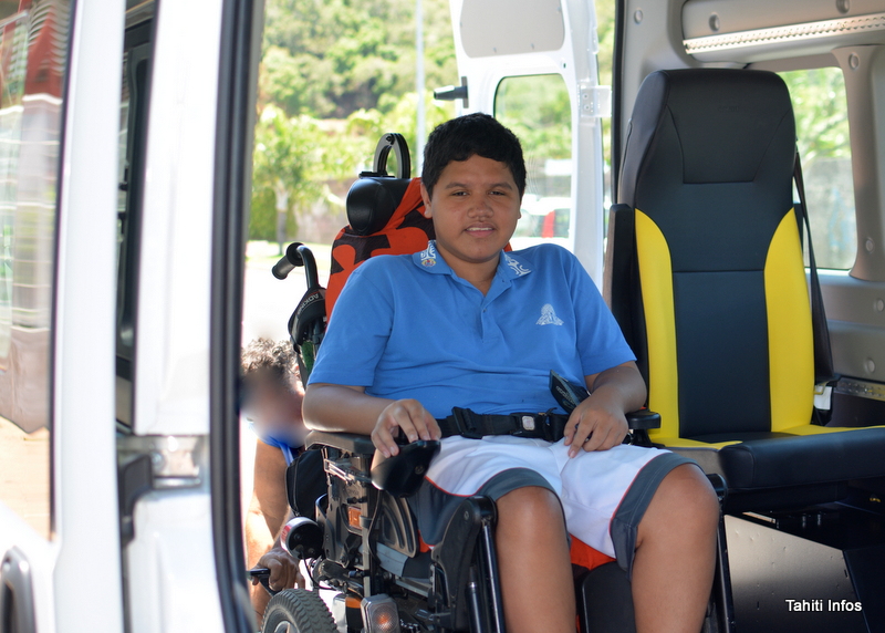 Teiva utilise le mini-bus adapté de la fraternité chrétienne pour rentrer chez lui le soir. Le véhicule n'est malheureusement pas disponible le matin.