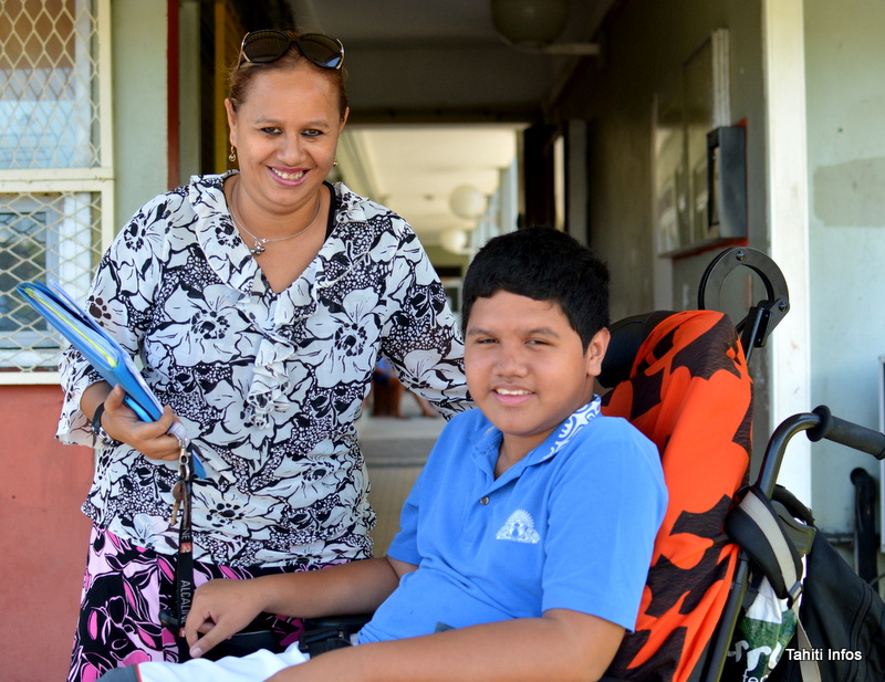 Teiva et sa maman au collège de Arue, où le jeune handicapé peut se rendre seul le matin. Une facilité qu'il n'aura plus l'année prochaine, après son entrée au lycée.
