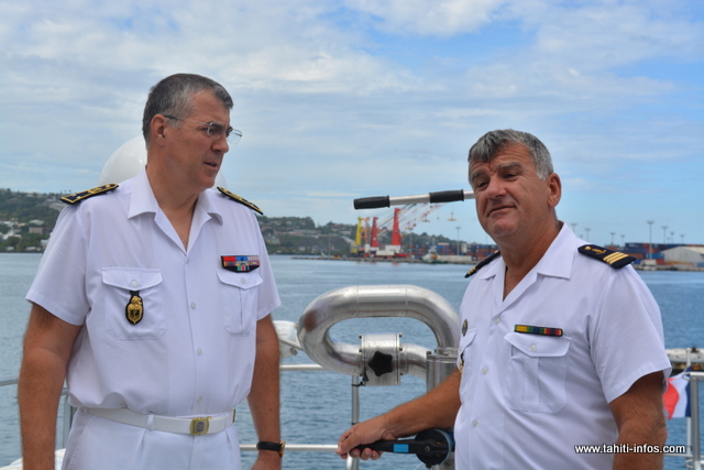 Le Général de brigade Christophe Boyer, commandement de la Gendarmerie maritime, aux côtés du commandant du Jasmin, le Capitaine Bernard Landés.