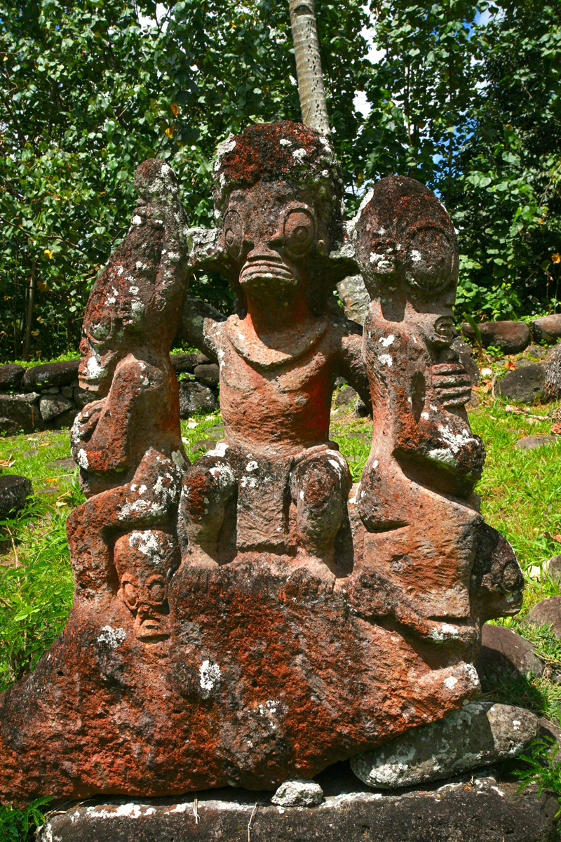 Sur le tohua Hikokua, ce tiki a été réalisé en 1989 dans du « ke’etu » (tuf volcanique) par deux sculpteurs, Uki Haiti et Kahe’e Taupotini.