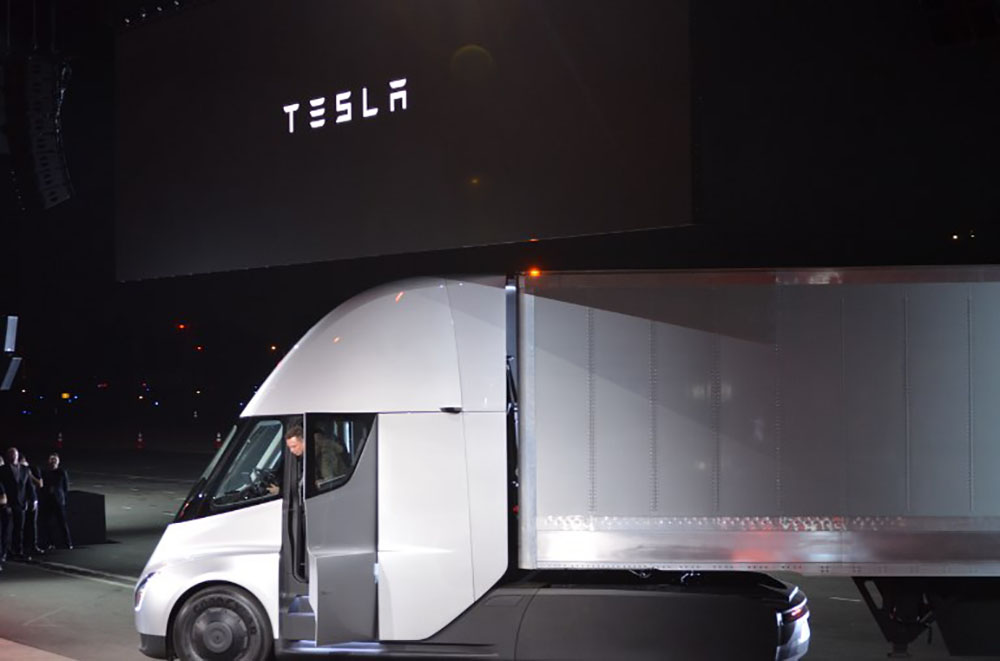 Tesla dévoile son semi-remorque électrique aux lignes futuristes