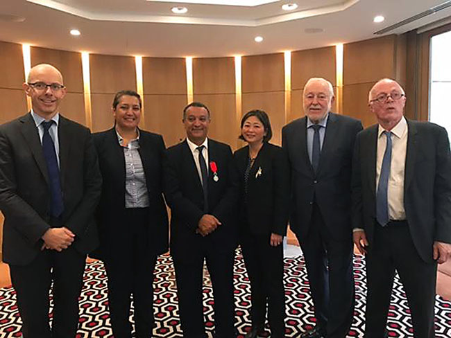 De gauche à droite : le conseiller outre-mer du président de la République Emmanuel Macron, Stanislas Cazelles, la députée de la Polynésie française, Maina Sage, le directeur de la DHV, Mahieddine Hedli, la déléguée de la Polynésie française à Paris, Caroline Tang, le président de l’Union Sociale pour l’Habitat, Jean-Louis Dumont, et le président d’habitat Réuni, Pierre Quercy