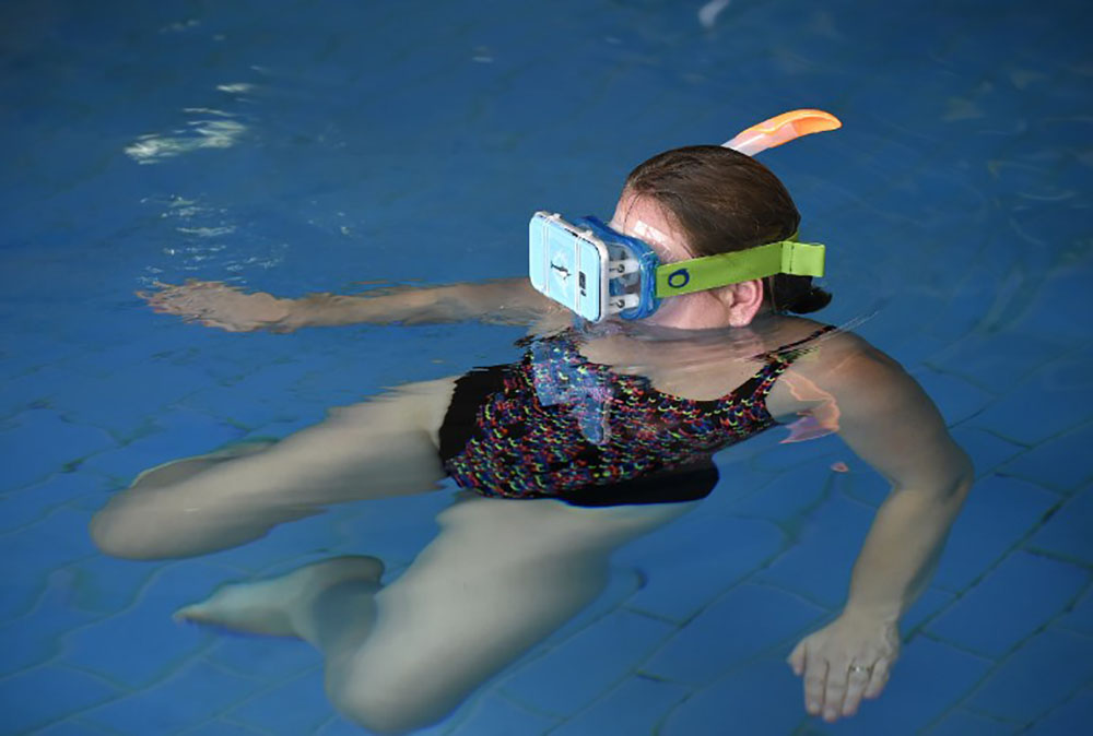 Nager avec des dauphins virtuels, une thérapie bien réelle