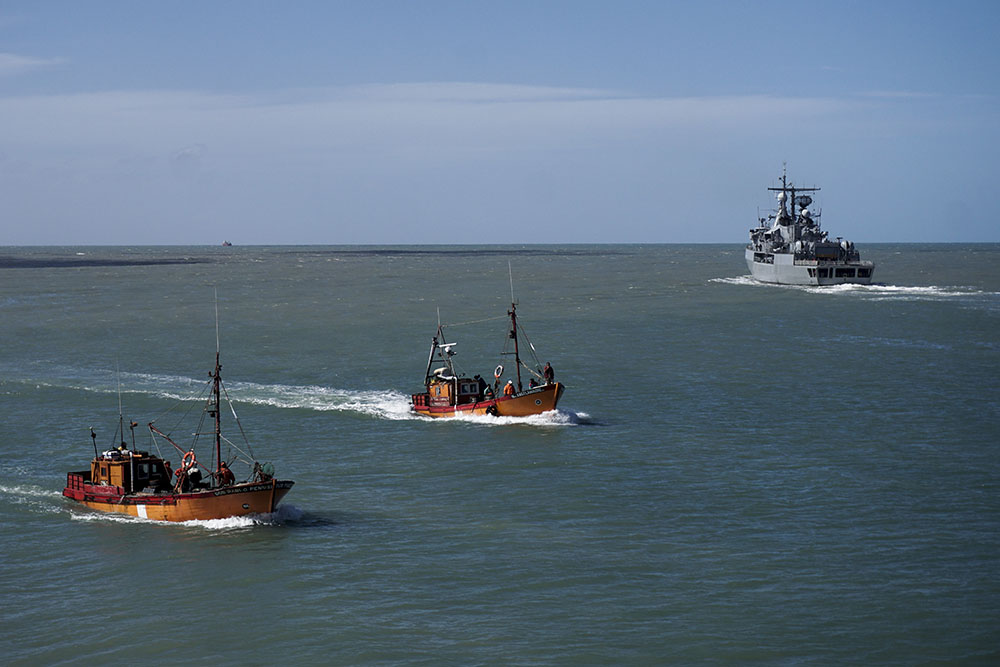 Sept jours sans nouvelles du sous-marin argentin, les chances de survie s'amenuisent