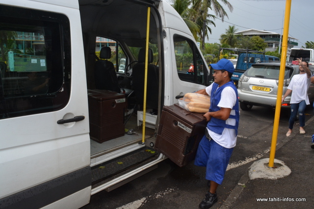 Les chauffeurs externes à l'établissement sont obligés d'attendre en bord de route pour avoir leur repas.