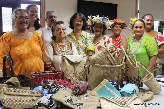Heremoana Maamaatuaiahutapu lors de la présentation de l’évenement « ‘Eté » entouré des artisans polynésiens présentant leurs sacs et paniers.