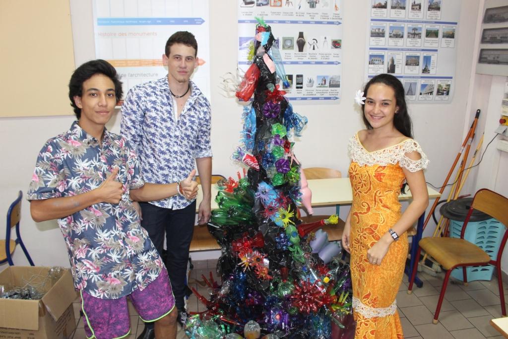 Dorian Malahieude (au centre) et deux amis finalisent une chute d’eau réalisée à partir de bouteilles en plastique.