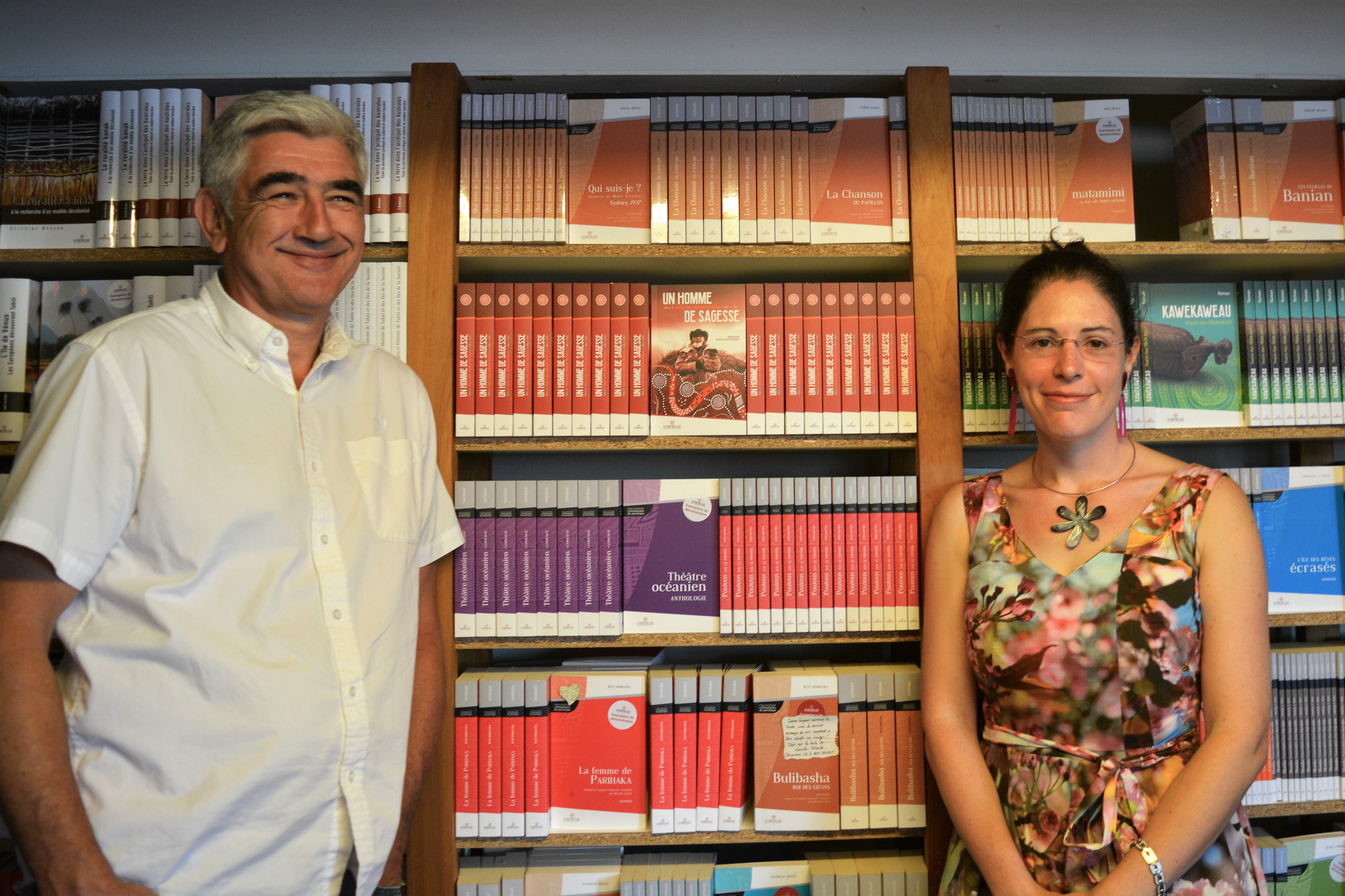 Estelle Castro-Koshy, la traductrice en français et le fondateur de la maison d'édition Au Vent des îles, Christian Robert, lors de la présentation du livre Un homme de sagesse.