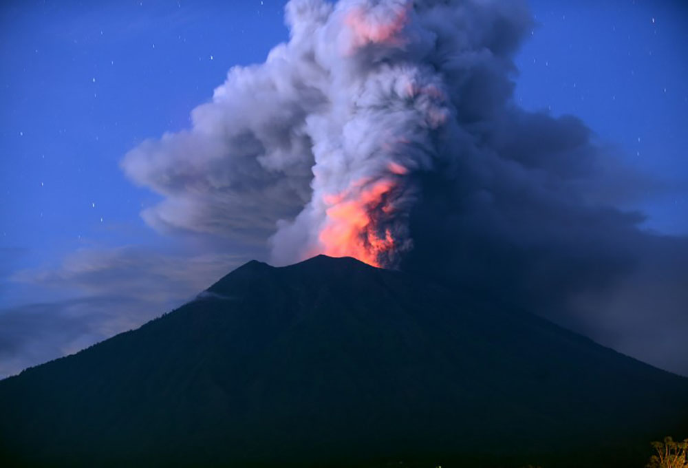 Le volcan de Bali crache ses cendres et l'aéroport reste fermé