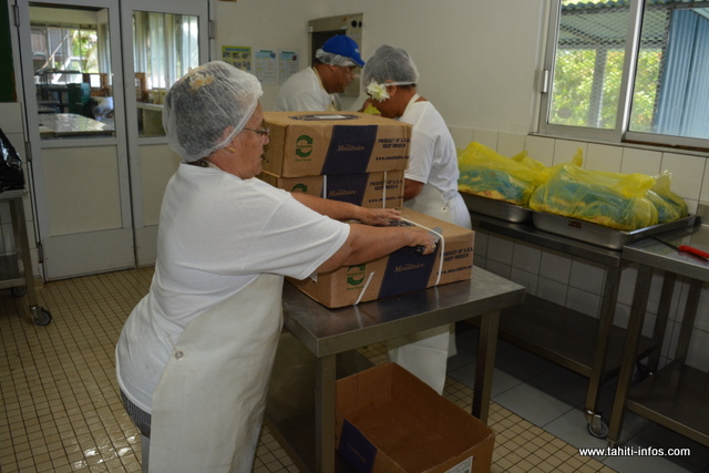 Sur Faa'a, 76 cartons de poulet sont utilisés lorsqu'il y a du poulet rôti au menu. "Nous avons rajouté 70 pour Papeete. Et si on découpe les cuisses de poulet, on prend 15 à 18 cartons pour Faa'a, et pour Papeete, on attend les consignes des chefs concernant leurs quotas.", souligne Jacqueline Tahito-Terai.