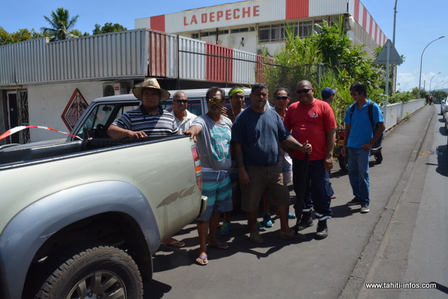 Les grévistes de la Dépêche de Tahiti filtrent l'entrée.