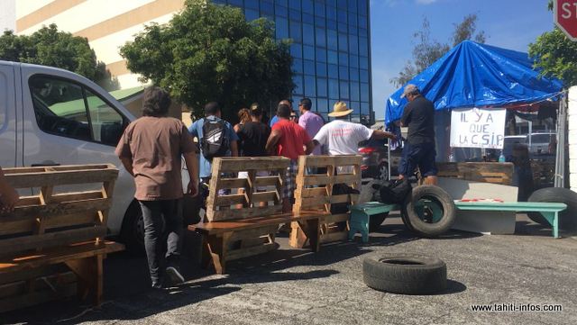 Ce jeudi matin, un huissier de justice "est venu pour relever nos identités". "Et la direction a profité de cette occasion pour faire entrer des transfuges. Après, nous ne sommes pas là pour bloquer quoi que ce soit, le barrage est filtrant. Mais, on s'oppose au fait de prendre des patentés pour faire le boulot des grévistes. C'est interdit, et on se base sur la législation locale", confie Nikano Tepava.