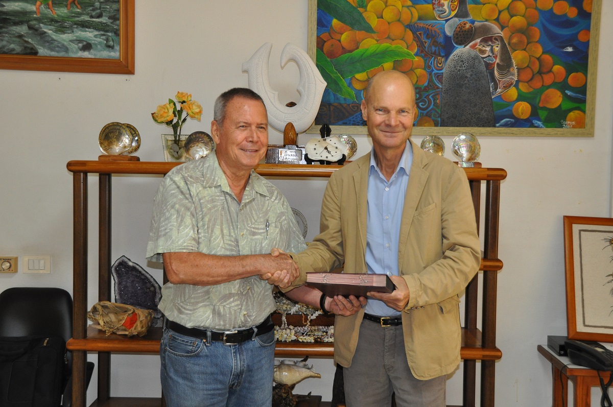 Une convention de financement a été signée vendredi matin, à la mairie de Punaauia, entre le tāvana, Rony Tumahai et le directeur de l'AFD, Thierry Paulais.