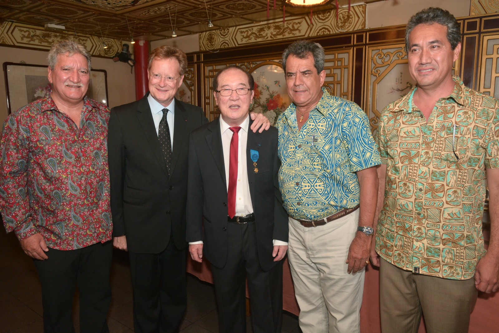 Jean-Christophe Bouissou, Ministre du Tourisme et des Transports aériens, porte-parole du gouvernement, René Bidal, Haut Commissaire de la République en Polynésie française, Paul Yeou Chichong, Edouard Fritch, Président de la Polynésie française et Marcel Tuihani, président de l'Assemblée de la Polynésie française.