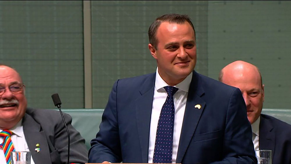Un parlementaire australien demande la main de son conjoint au Parlement