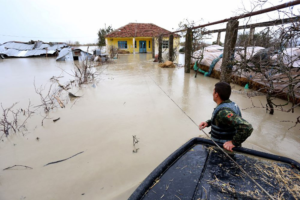L'Albanie sous les eaux: un mort et d'importants dégâts