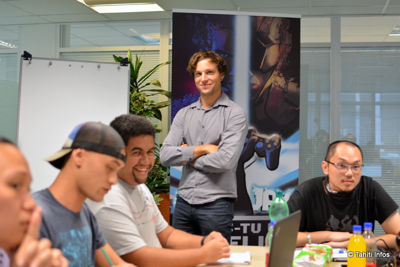 Léon Dupuis entouré d'une équipe d'élèves polynésiens