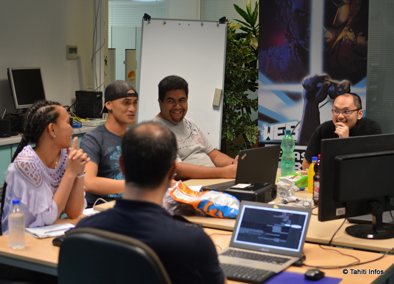 L'équipe de Cédric Tchung Koun Tai  (il est à droite) en train de travailler à son idée de frise historique pour comparer l'art Polynésien à l'art Amérindien.