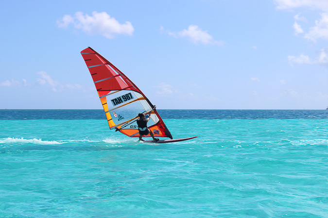Mathilde pratique son sport dans le cadre idyllique de Raiatea