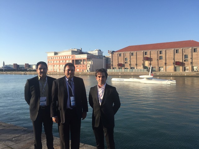 Le vice-président teva Rohfritsch, accompagné de son conseiller  Heifara Trafton, a rencontré Fabien Burigniot de Varenne, le fondateur de la start-up Seaproven et créateur d'un drone (en fond) inspiré des pirogues traditionnelles polynésiennes. Il l'a invité à Tahiti avec son invention.