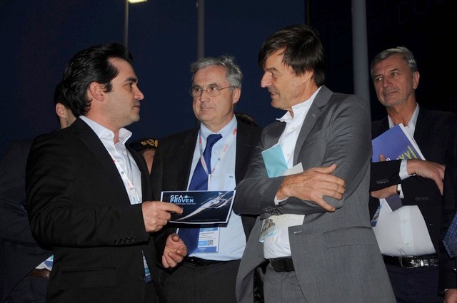 Le projet de drone inspiré du va'a séduit largement. Sur cette photo voyez Fabien Burigniot de Varenne, CEO de Seaproven, accompagné de Frédéric Moncany de Saint-Aignan, président  du cluster maritime français, et de Nicolas Hulot, le ministre de la transition énergétique.