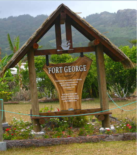 Il ne reste plus rien du Fort Georges où les mutinés de la Bounty tentèrent de s’installer, mais ce petit monument en marque l’emplacement.
