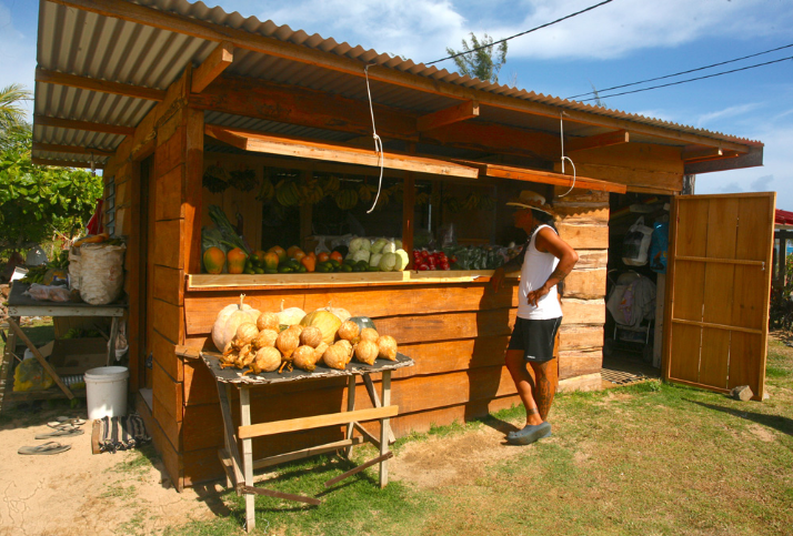 Fruits el légumes en bord de route : Tubuai est ,en quelque sorte, le grenier de la Polynésie française.