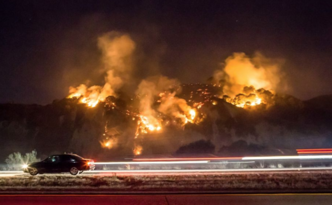 Des vents dignes d'un ouragan attisent les incendies de Californie