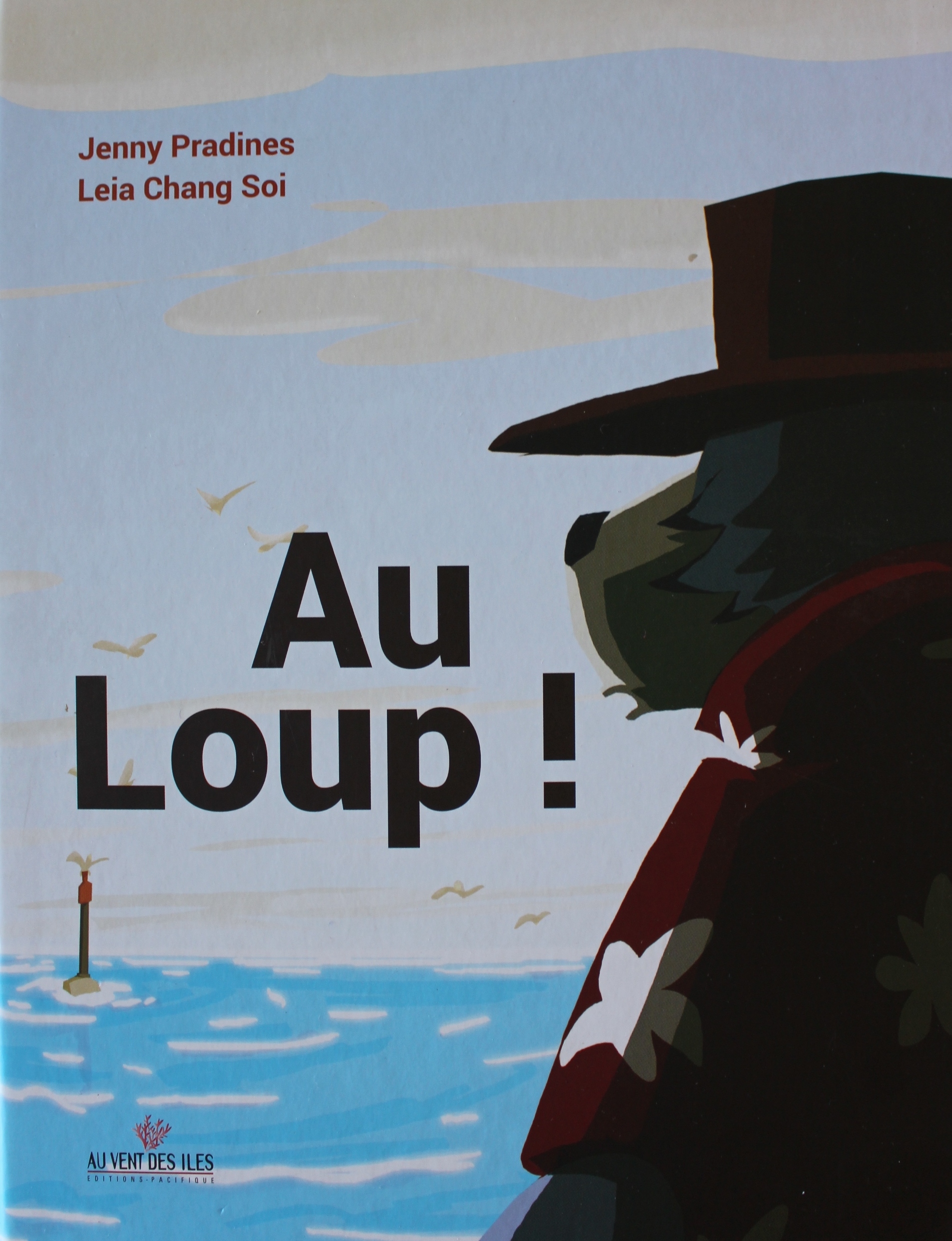 Le loup sort du bois pour les lagons bleu roi