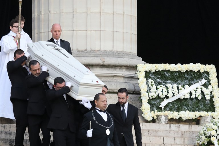 le cercueil blanc du chanteur de 74 ans, décédée mercredi des suites d'un cancer des poumons, s'en est allé sous les applaudissements d'une foule compacte.