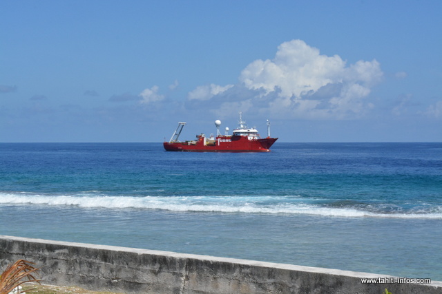 Le cargo Fugro cartographie les fonds marins des secteurs concernés par la pose du câble Natitua.