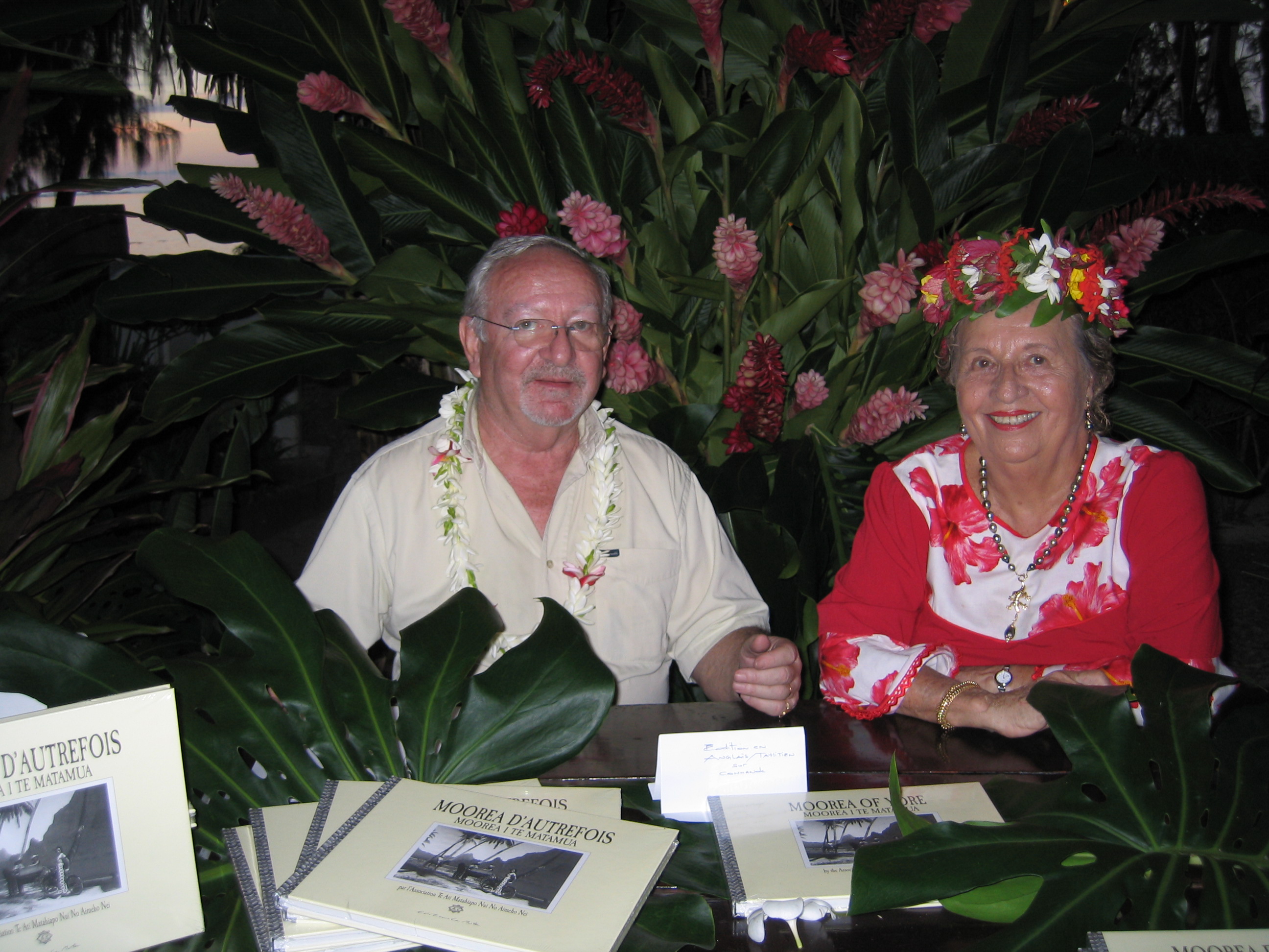 Emmanuel Deschamps et Christa Teitotu décédée il y a quelques mois, à l'occasion de la sortie du livre de l'association des matahiapo de Moorea, "Moorea d'autrefois".