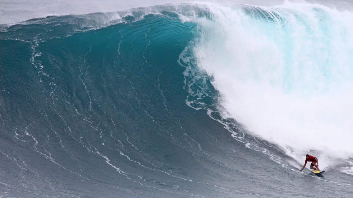 Une vague prise mercredi à la rame à Peahi (Jaws)