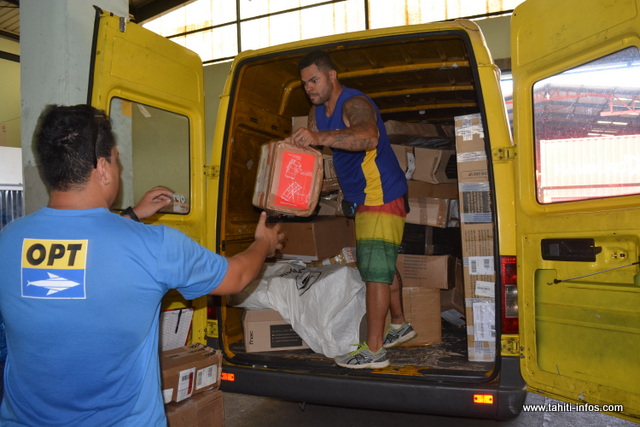 Les fourgonnettes de l'OPT sont remplies de colis venant, pour la plupart, de France.