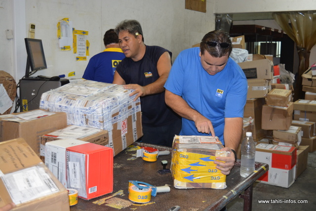 Dans la salle de dépotage, un premier tri est réalisé.