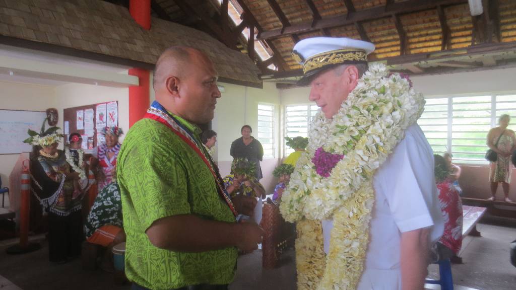 Accueil de M. Patrick NAUDIN, nouveau Tavana Hau des Australes à son arrivée à Raivavae par Joachim Tevaatua, maire de Raivavae.