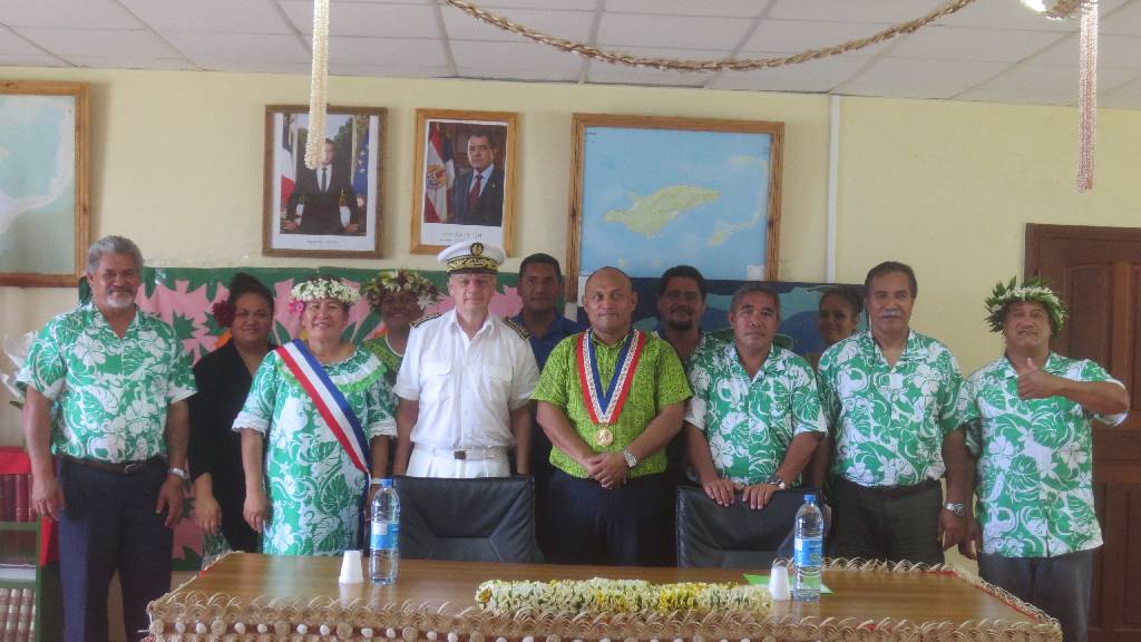 Patrick Naudin avec les membres du conseil municipal de Raivavae et les cadres de la commune.