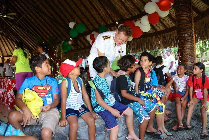 Le haut-commissaire René Bidal a été l'hôte de ces enfants dans les jardins de la Résidence.