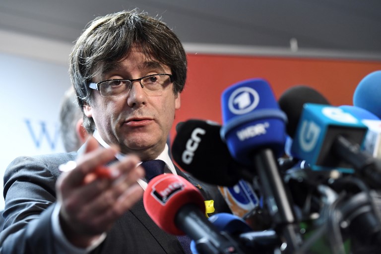 Le président catalan Carles Puigdemont, destitué mais conforté par les urnes, a proposé au chef du gouvernement espagnol Mariano Rajoy de le rencontrer.