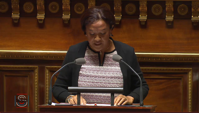 La sénatrice Lana Tetuanui au Palais du Luxembourg lors des débats sur la loi égalité réelle outre-mer.
