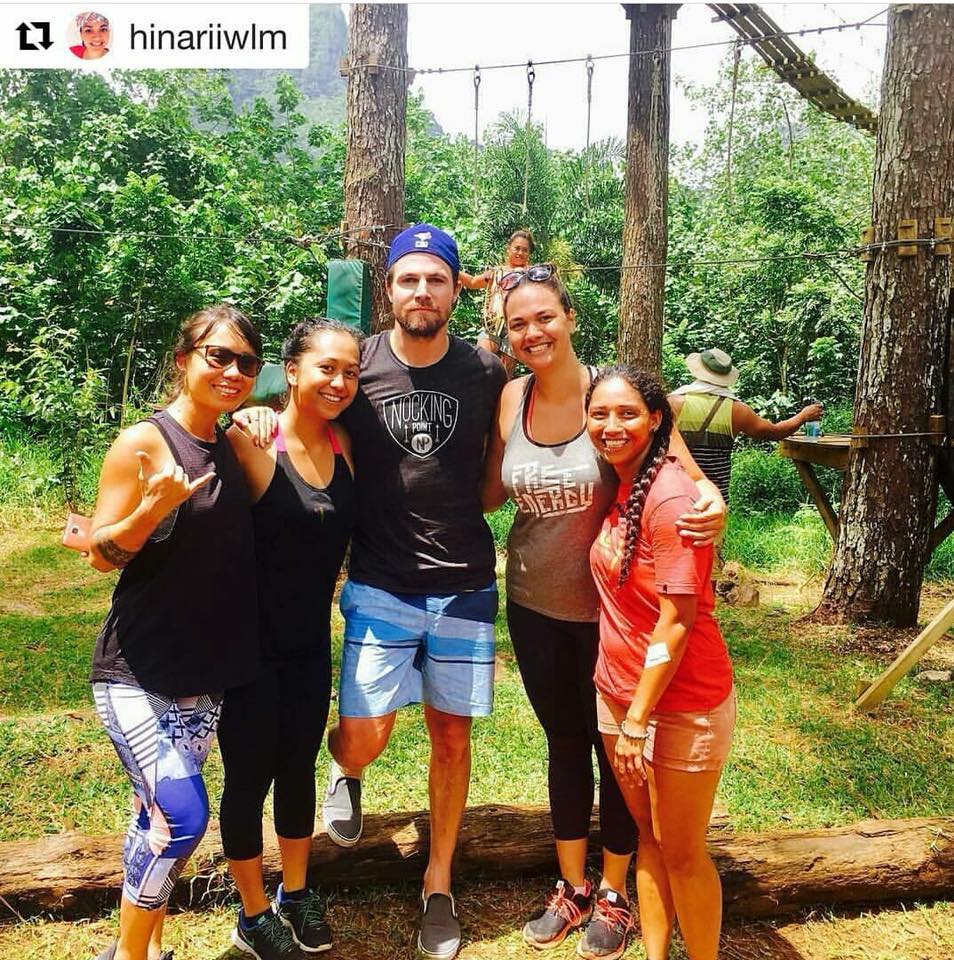 Je ne comprends pas les profondeurs de l'anxiété sociale car ce n'est jamais quelque chose que j'ai connu avant aujourd'hui... mais je suis presque sûr que si vous fouillez mon nom sur Instagram dans les prochains jours vous me verrez avec une casquette à l'envers En me tenant debout avec des ados excités qui ont l'air d'essayer désespérément d'éviter de pleurer.